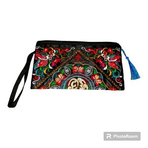 Women's beautiful colorful niche vintage zip embroidery clutch. 6"x10"